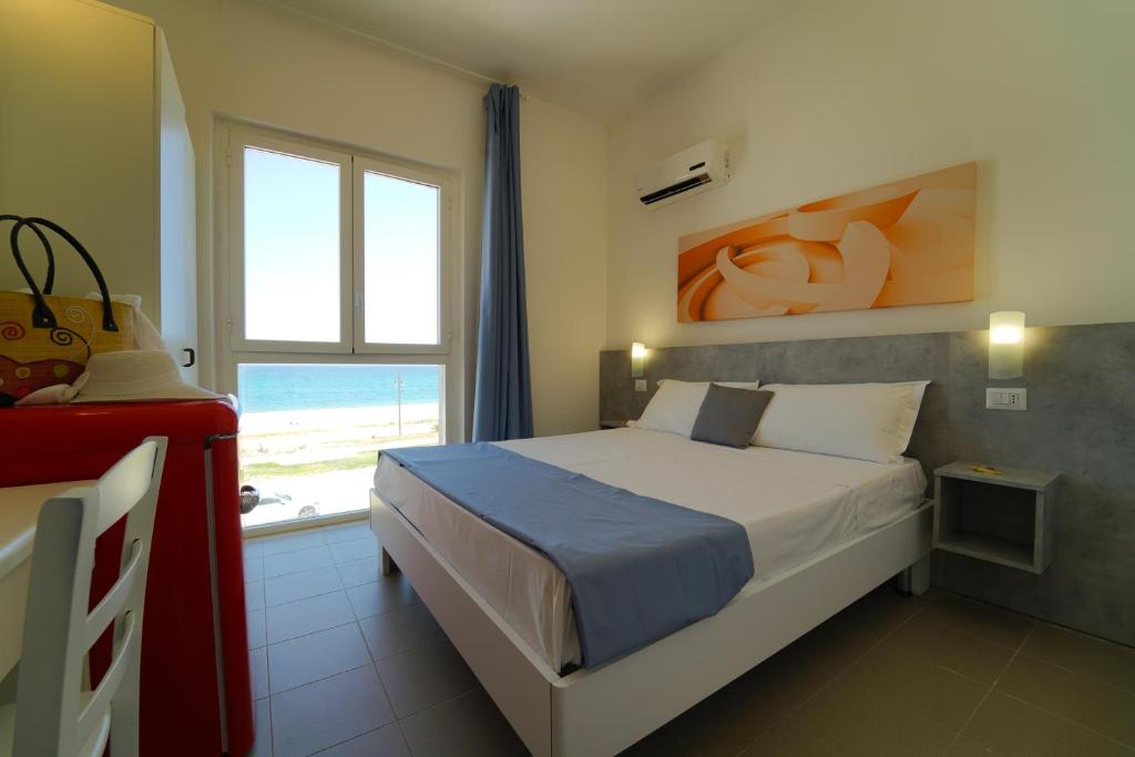 une petite chambre avec un lit et une fenêtre dans l'établissement Hotel Rivabella, à Davoli