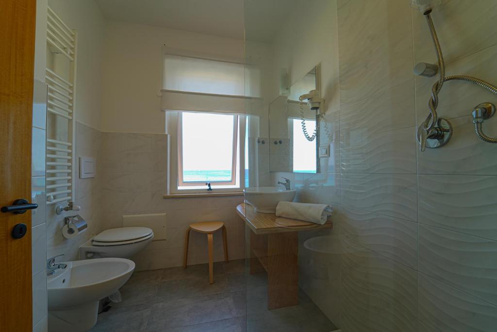 une salle de bain avec une baignoire, un lavabo et des toilettes dans l'établissement Hotel Rivabella, à Davoli