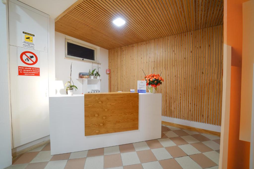 un hall d'entrée avec un bureau de réception dans un immeuble dans l'établissement Hotel Rivabella, à Davoli