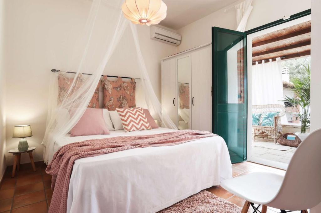 une chambre blanche avec un lit et une fenêtre dans l'établissement Villa Marzallo by Villa Plus, à Santa Maria Del Focallo