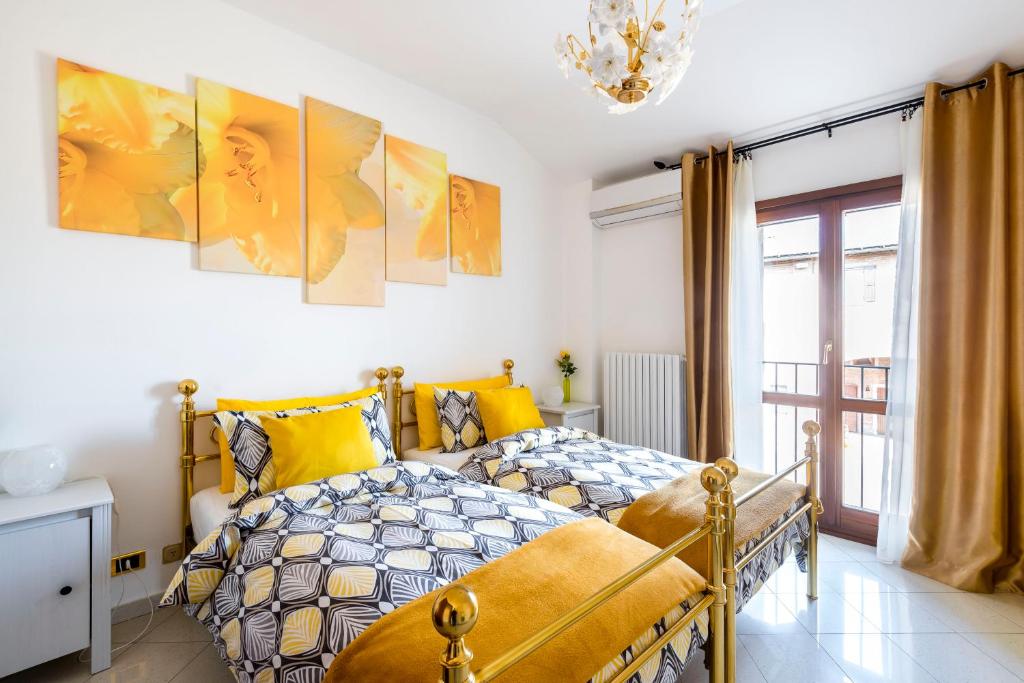 une chambre avec un lit avec des oreillers jaunes dans l'établissement Casa delle Noci country house, pool & SPA, à Modène 37 autres photos