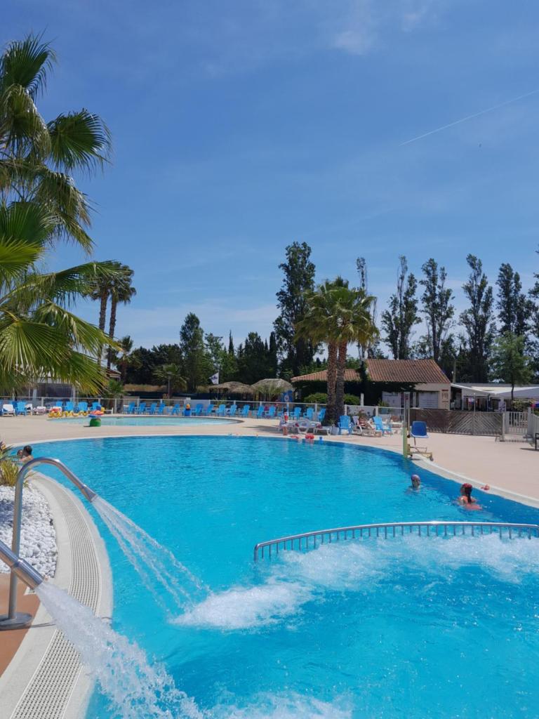 - une grande piscine d'eau bleue dans un complexe dans l'établissement Grand mobilhome spacieux 8 places frejus/straphael, à Fréjus