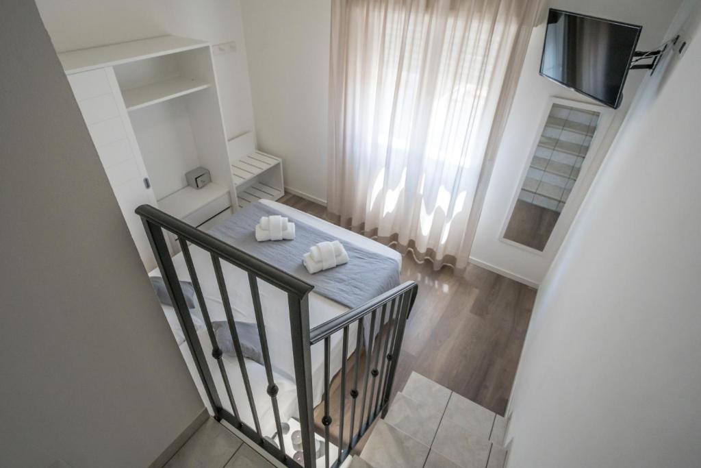 un escalier avec deux serviettes sur une table dans une pièce dans l'établissement Rimini Bay Suites&Residence, à Rimini
