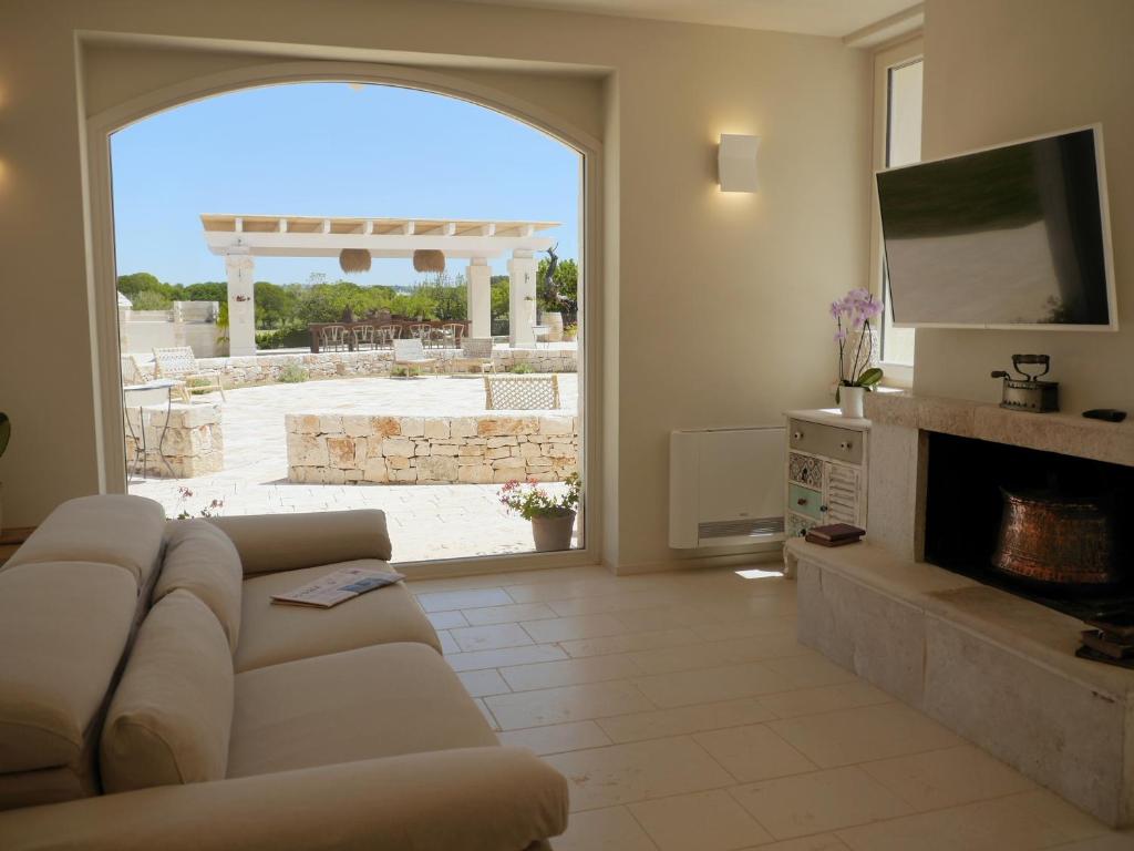 un salon avec un canapé et une cheminée dans l'établissement Trulli Terra Viva, à Alberobello