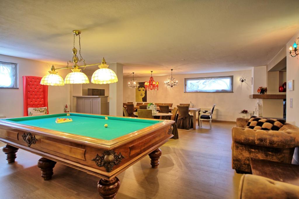 un salon avec une table de billard dans l'établissement Casa White by PosarelliVillas, à Castiglion Fiorentino