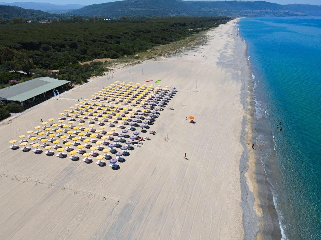 une vue aérienne d'une plage avec des parasols dans l'établissement Futura Club La Praya, à Pizzo 79 autres photos