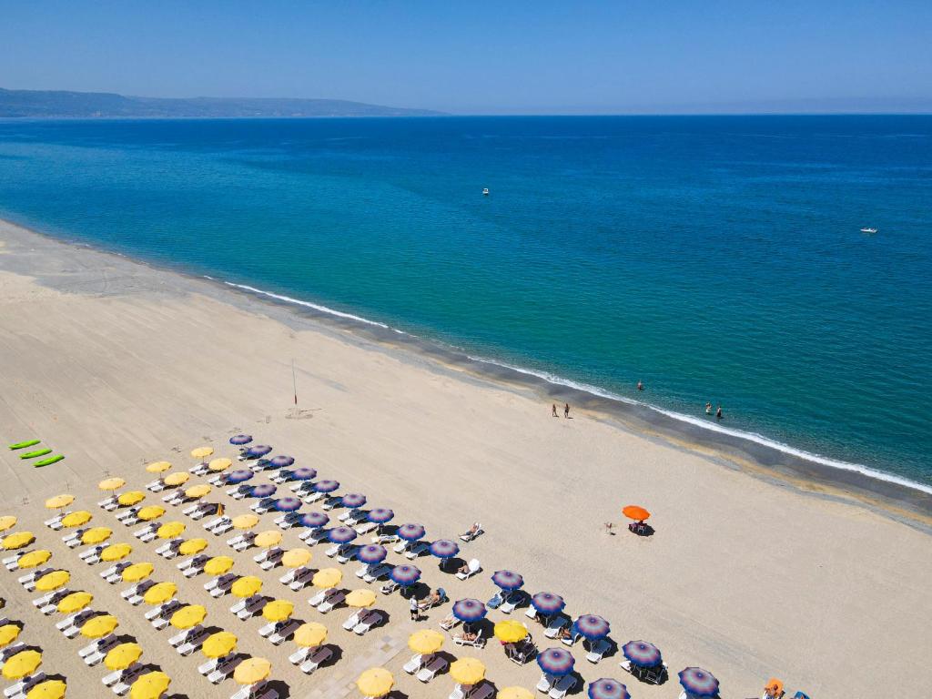- une vue sur la plage dotée de parasols dans l'établissement Futura Club La Praya, à Pizzo