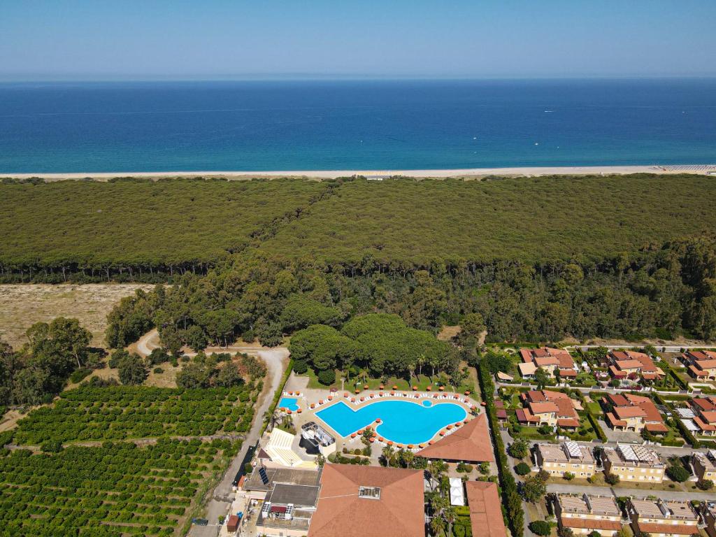 une vue aérienne d'un complexe hôtelier avec piscine et l'océan dans l'établissement Futura Club La Praya, à Pizzo