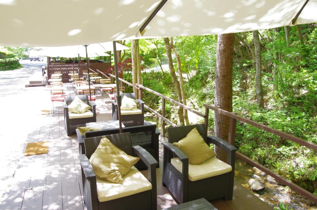 une rangée de chaises et de tables sur une terrasse dans l'établissement Iwasu-so, à Nakatsugawa