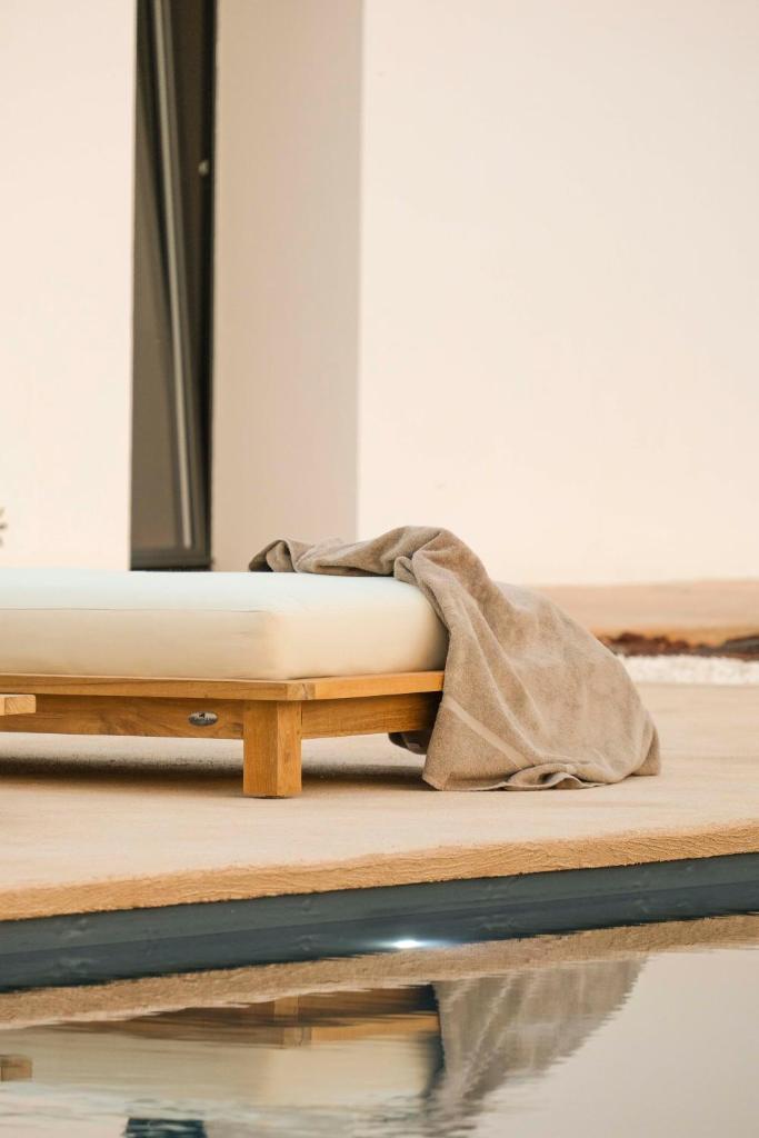 - un lit avec une couverture assise sur du parquet dans l'établissement Trulli Petramyrta, à Ceglie Messapica