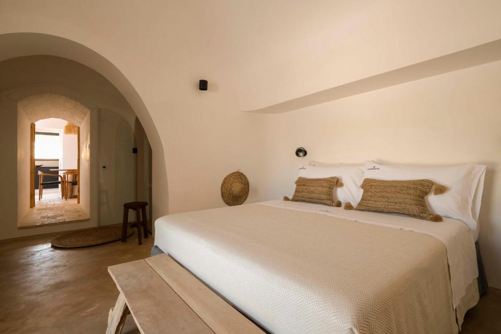 une chambre avec un grand lit blanc dans une pièce dans l'établissement Trulli Petramyrta, à Ceglie Messapica 67 autres photos