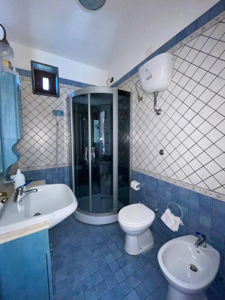 une salle de bain avec toilettes, lavabo et douche dans l'établissement Villa delle Rose, à Boscotrecase