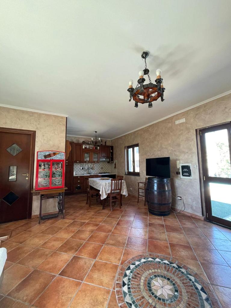 un grand salon avec une table et un lustre dans l'établissement Villa delle Rose, à Boscotrecase