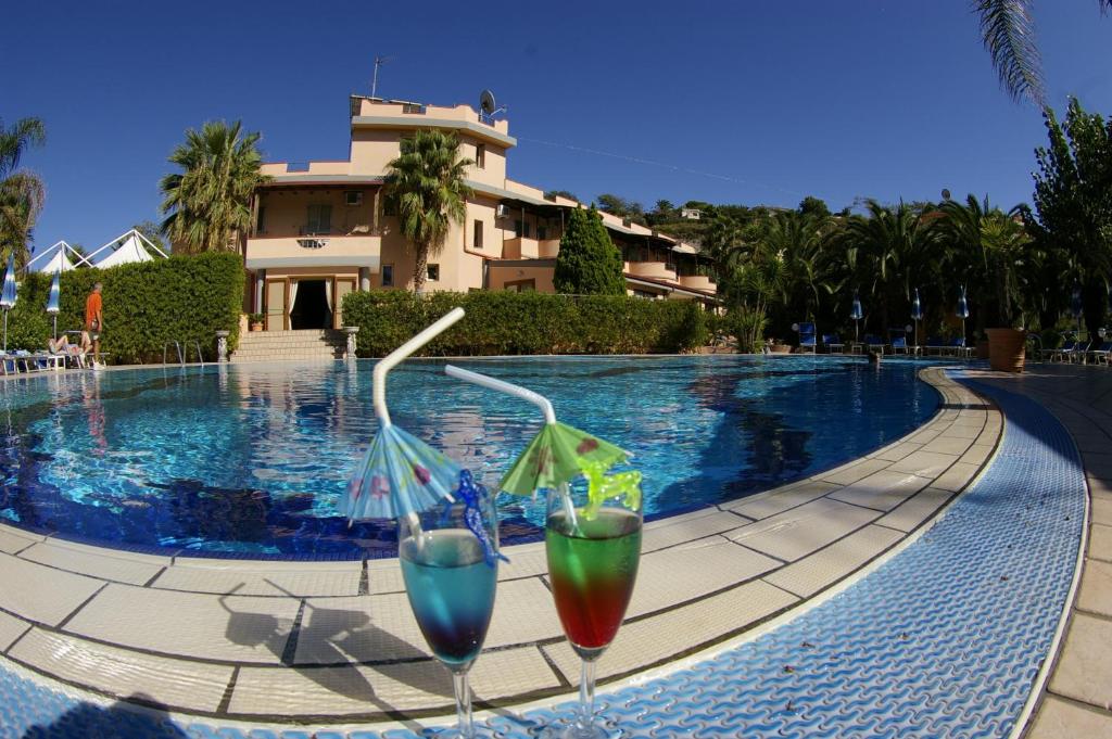 - deux cocktails au bord de la piscine dans l'établissement Hotel Villaggio Old River, à Capo Vaticano