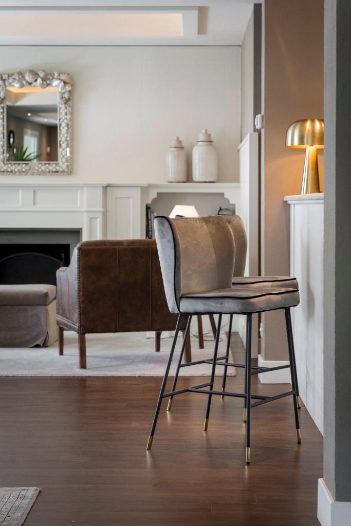 une chaise et une table dans un salon dans l'établissement Hotel Maestrale, à Riccione