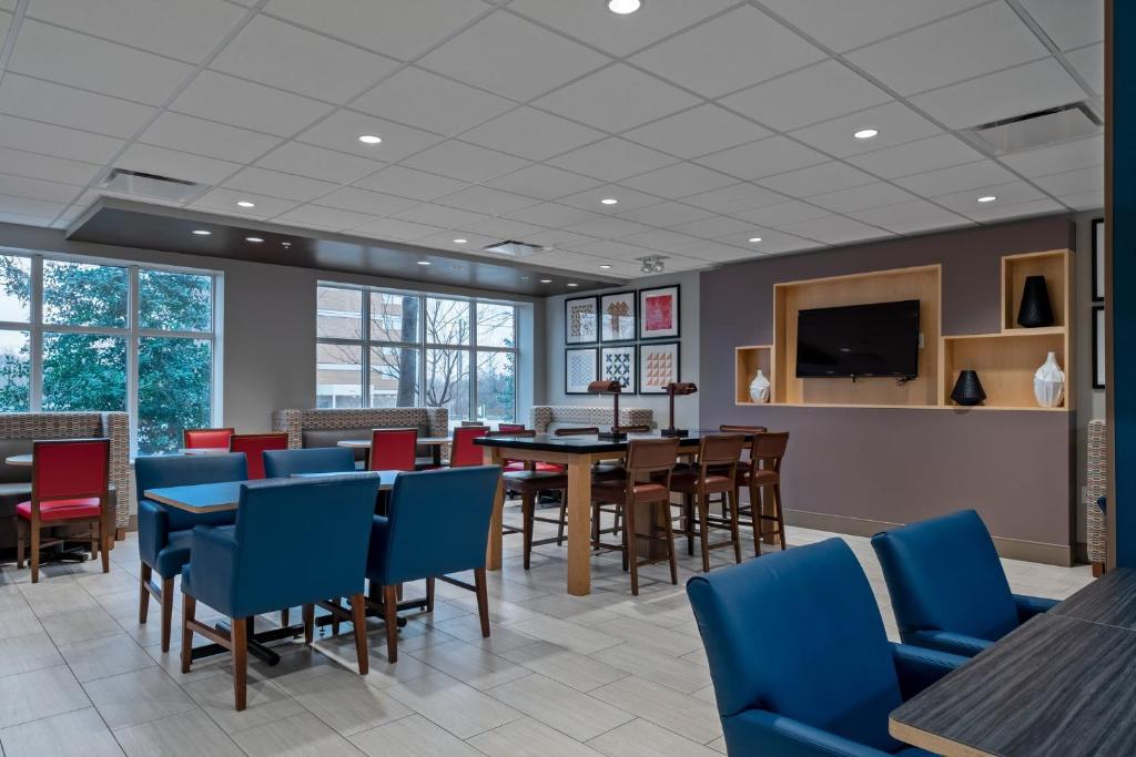 Holiday Inn Express Hotel & Suites Woodbridge, an IHG Hotel Image