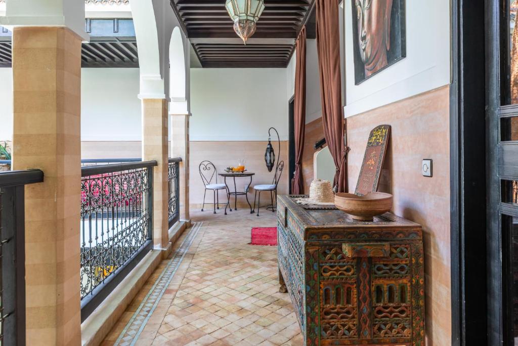 un balcon avec vue sur l'océan dans l'établissement Riad Espoir, Riad de charme en exclusivité dans la médina de Marrakech, à Marrakech