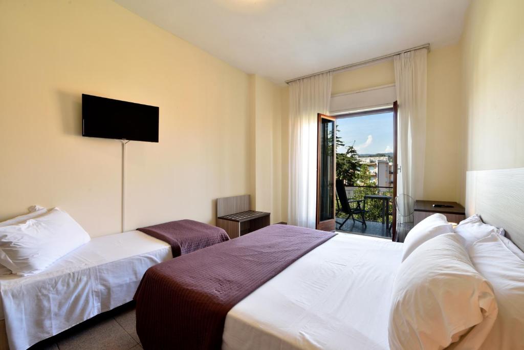une chambre d'hôtel avec deux lits et un balcon dans l'établissement Hotel Diano Marina Mhotelsgroup, à Diano Marina 65 autres photos