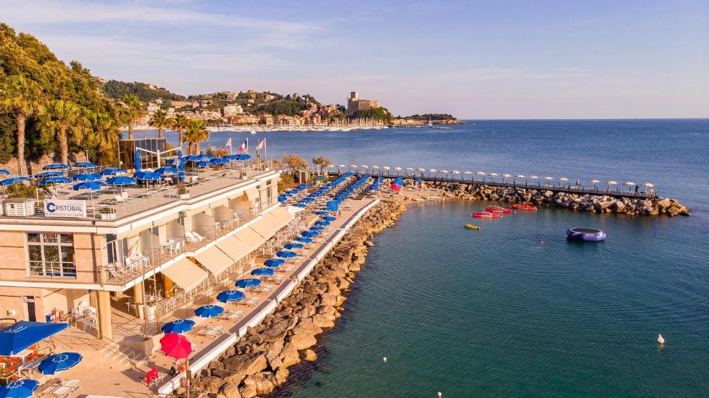 une vue aérienne d'une plage avec des parasols et de l'eau dans l'établissement Hotel San Terenzo, à Lerici