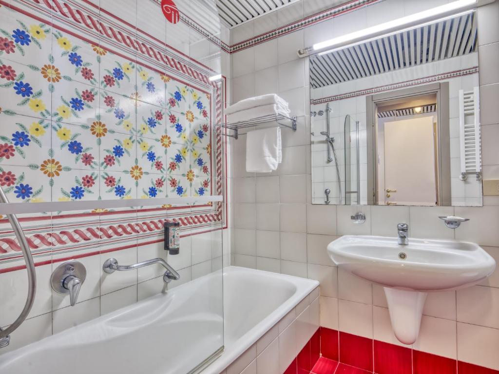 une salle de bain avec un lavabo et une baignoire et un lavabo dans l'établissement Hotel Antares, à Letojanni