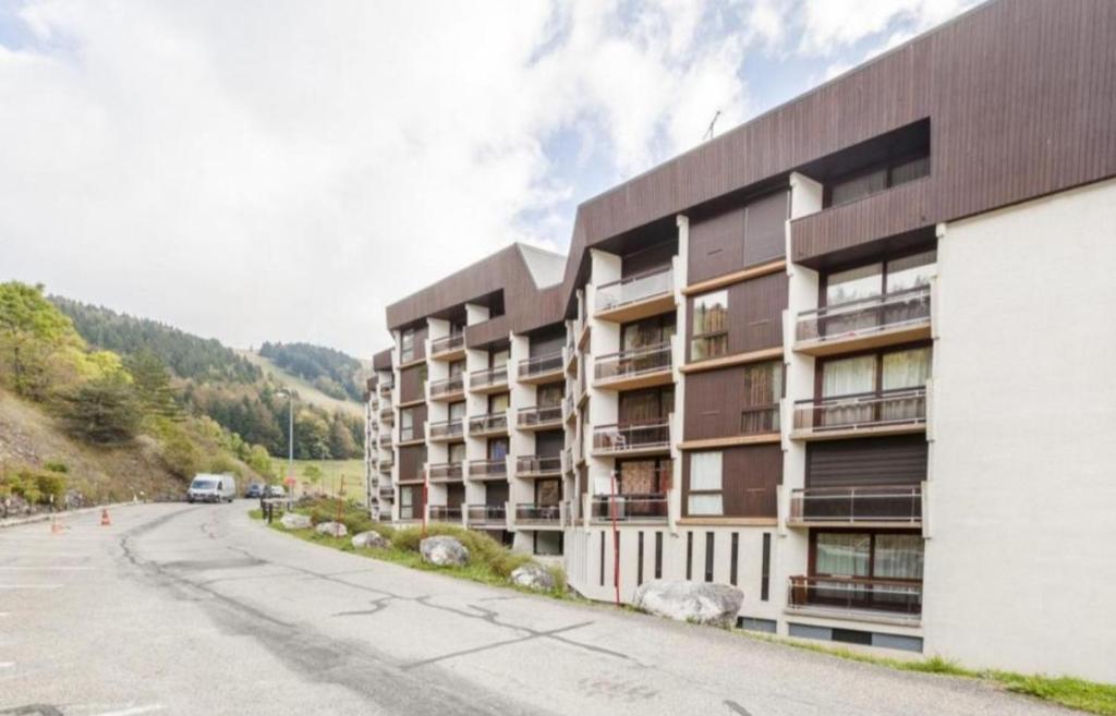 un immeuble situé sur le côté d'une route dans l'établissement Un petit coin de paradis, à Villard-de-Lans