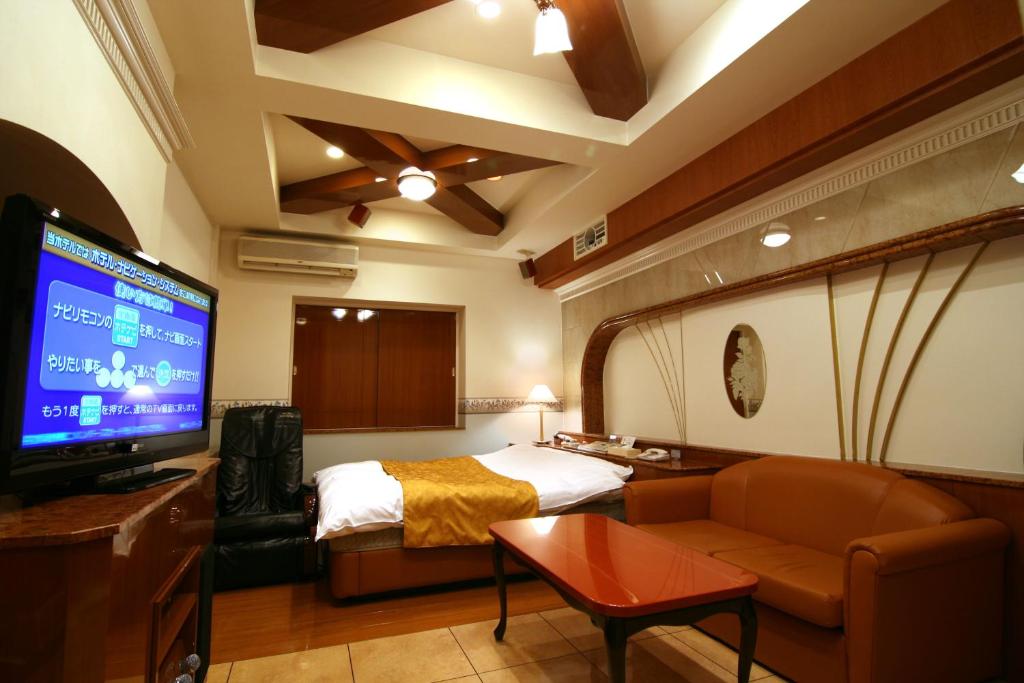 une chambre d'hôtel avec un lit et une télévision à écran plat dans l'établissement Hotel Hyper (Adult Only), à Osaka 33 autres photos