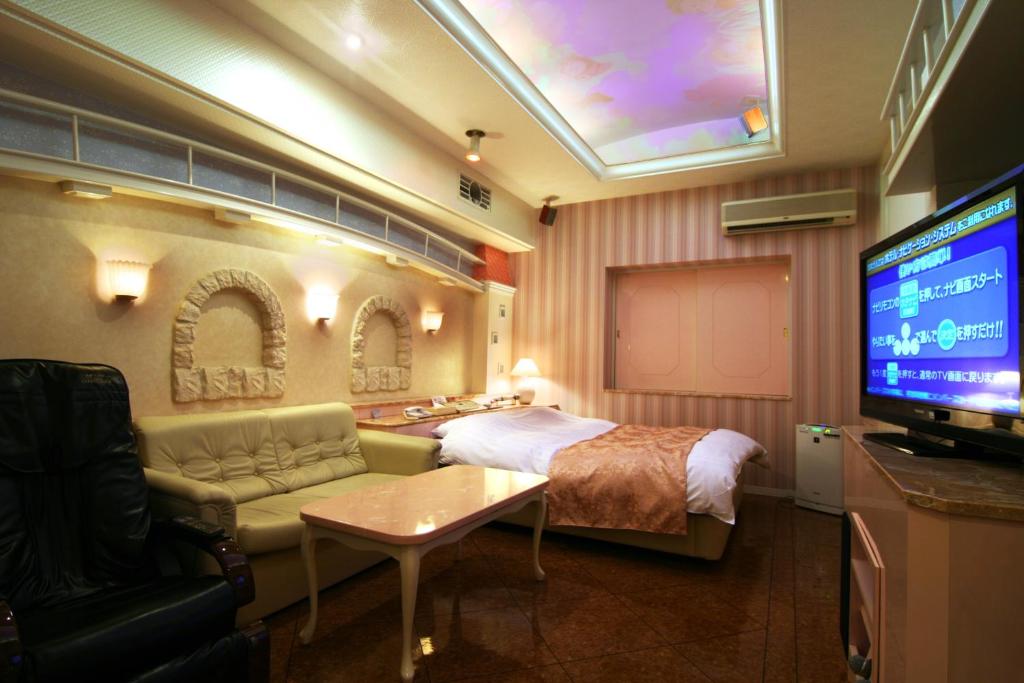 une chambre d'hôtel avec un lit et une télévision à écran plat dans l'établissement Hotel Hyper (Adult Only), à Osaka