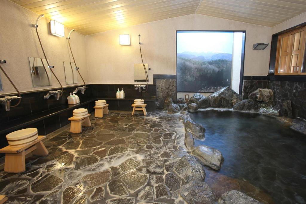 La salle de bains est pourvue d'une piscine d'eau et de toilettes. dans l'établissement Shitanda, à Takayama