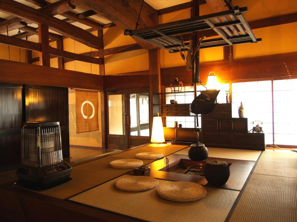 une pièce avec une table avec quelques objets dessus dans l'établissement Okada Ryokan Warakutei, à Takayama