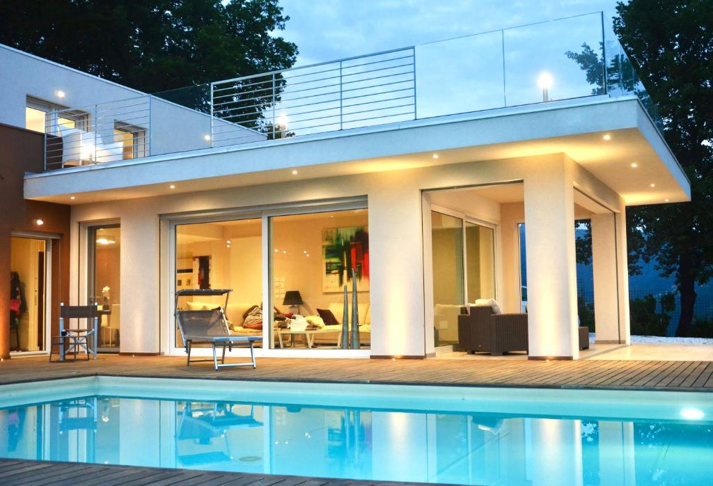 une maison avec une piscine devant dans l'établissement Villa Olympia Pool Sea View Mountains Lake Nature Sleeps 8 Air Conditioning Wi-Fi, à Corsanico-Bargecchia