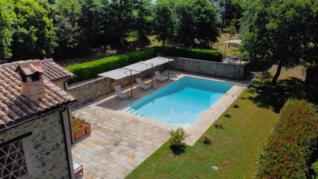 - une vue sur la piscine dans la cour dans l'établissement Villa Comunaglia - Privacy & Piscina Panoramica, à Niccone