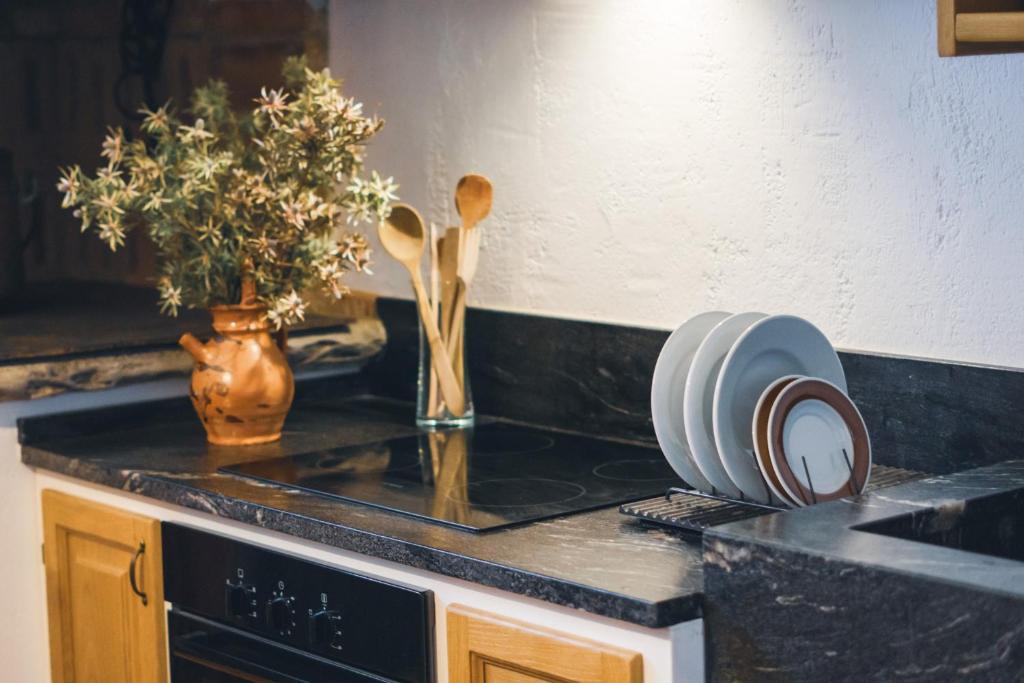 un comptoir de cuisine avec des assiettes, des cuillères et un vase dans l'établissement Villa Comunaglia - Privacy & Piscina Panoramica, à Niccone 59 autres photos