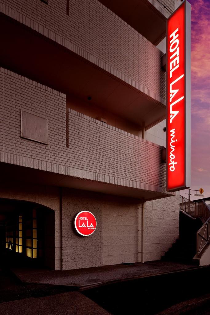 un bâtiment dont le côté comporte un panneau de cocacola. dans l'établissement Hotel LALA minato - Adult Only, à Nagoya