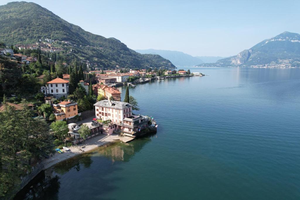 une vue aérienne d'une ville au milieu d'un lac dans l'établissement Hotel Meridiana, à Bellano