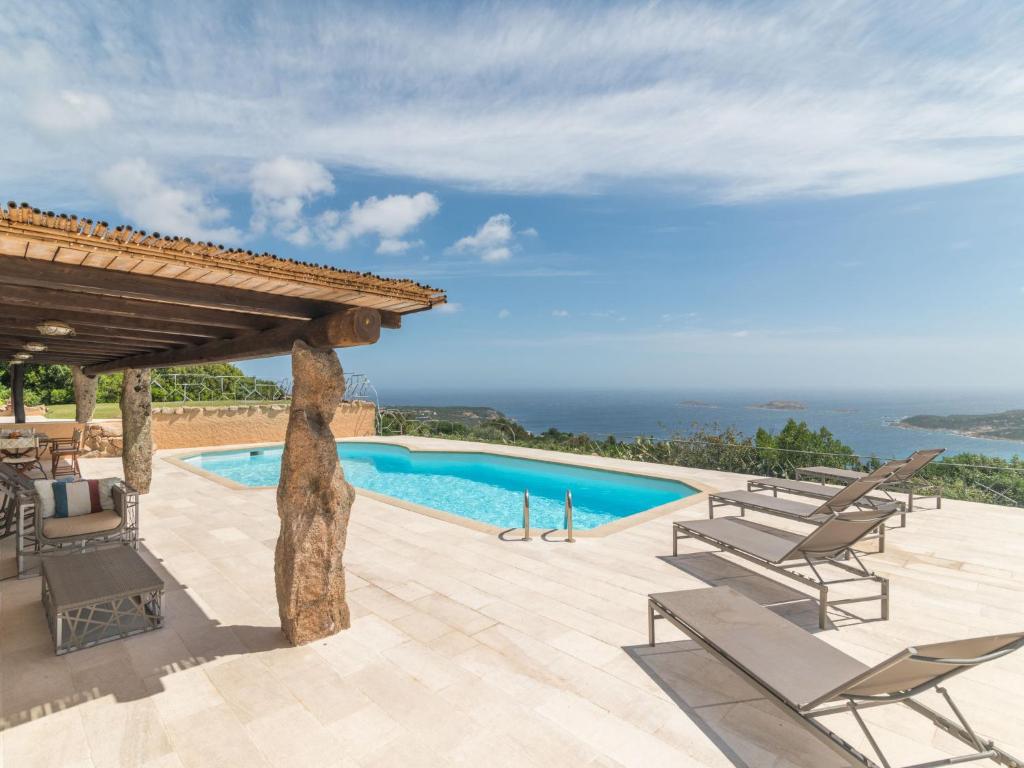 Cette villa dispose d'une piscine et offre une vue sur l'océan. dans l'établissement Villa Paradiso by Interhome, à Porto Cervo