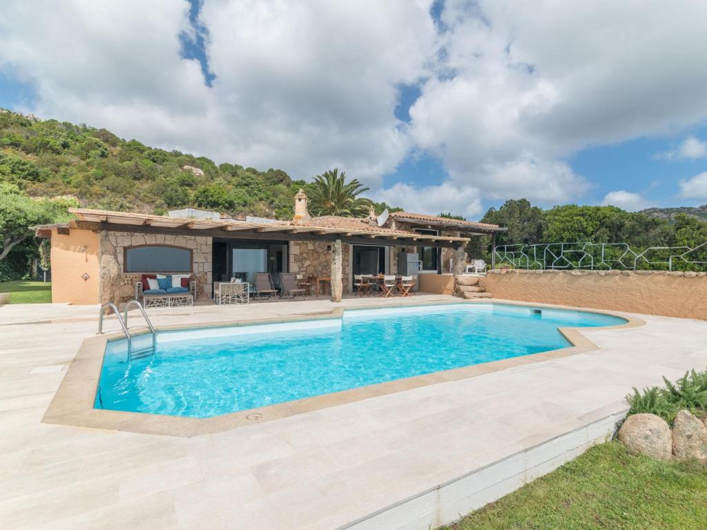 une villa avec piscine et une maison dans l'établissement Villa Paradiso by Interhome, à Porto Cervo