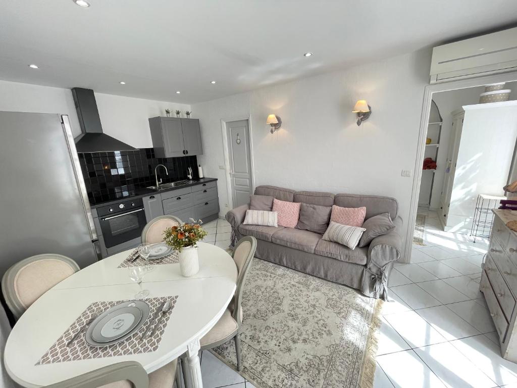 Nice Renting - 9 MASSENA - Spacious apartment Massena Square - AC - fully equipped 8