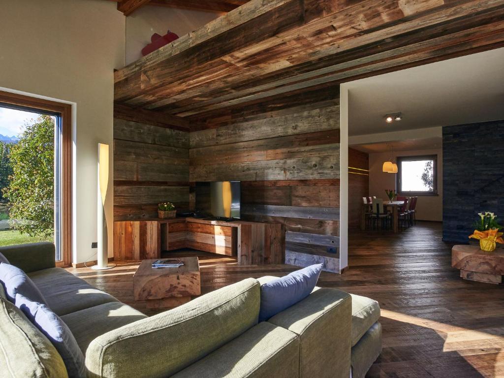 - un salon avec un canapé et des murs en bois dans l'établissement Villa Woodhouse by Interhome, à Colico
