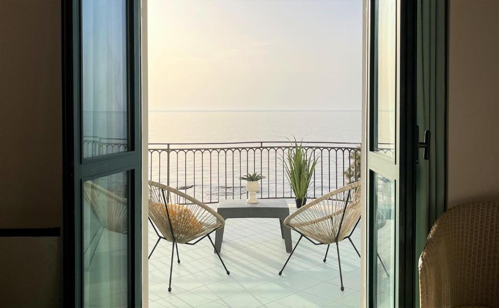 un patio avec une table et des chaises sur un balcon dans l'établissement L'Approdo di Angelino, à Pizzolungo