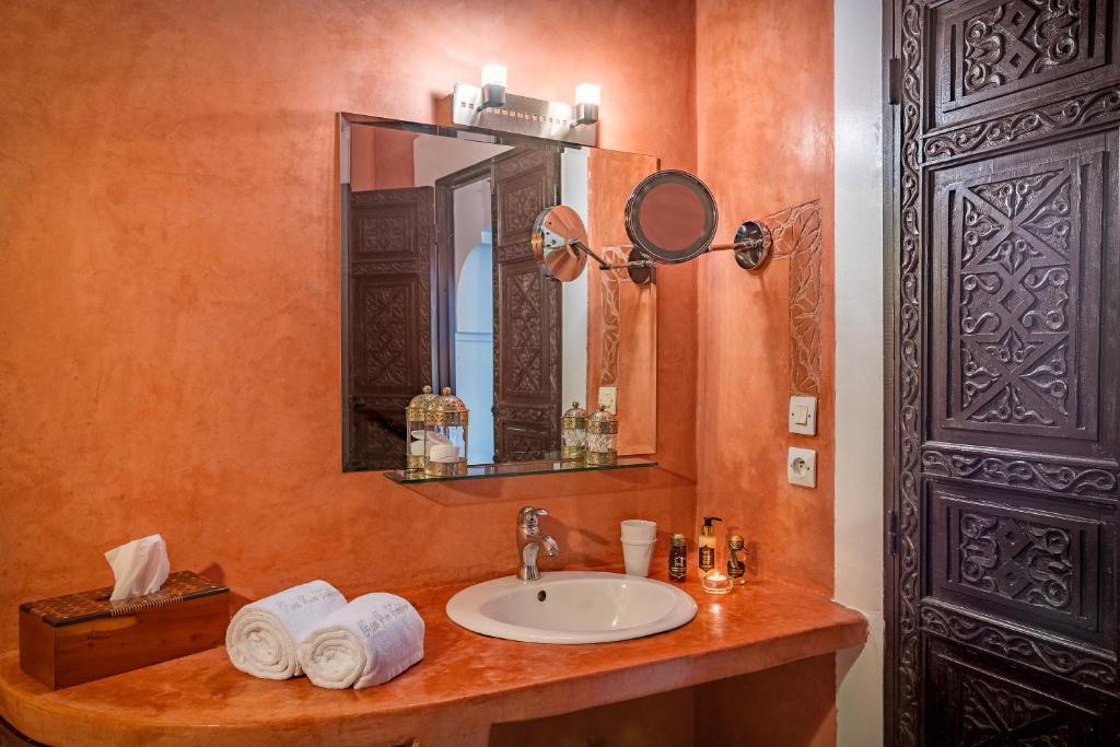 une salle de bain avec un lavabo et un miroir dans l'établissement Riad Ben Tachfine, à Marrakech 37 autres photos