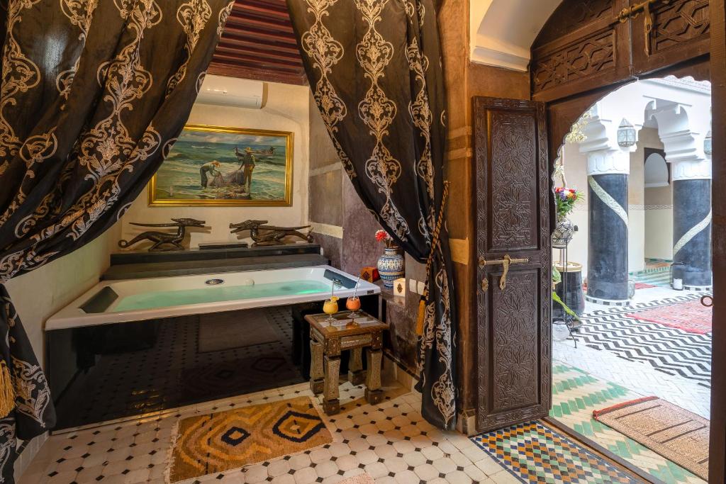 une salle de bain avec une baignoire et un lavabo dans l'établissement Riad Ben Tachfine, à Marrakech