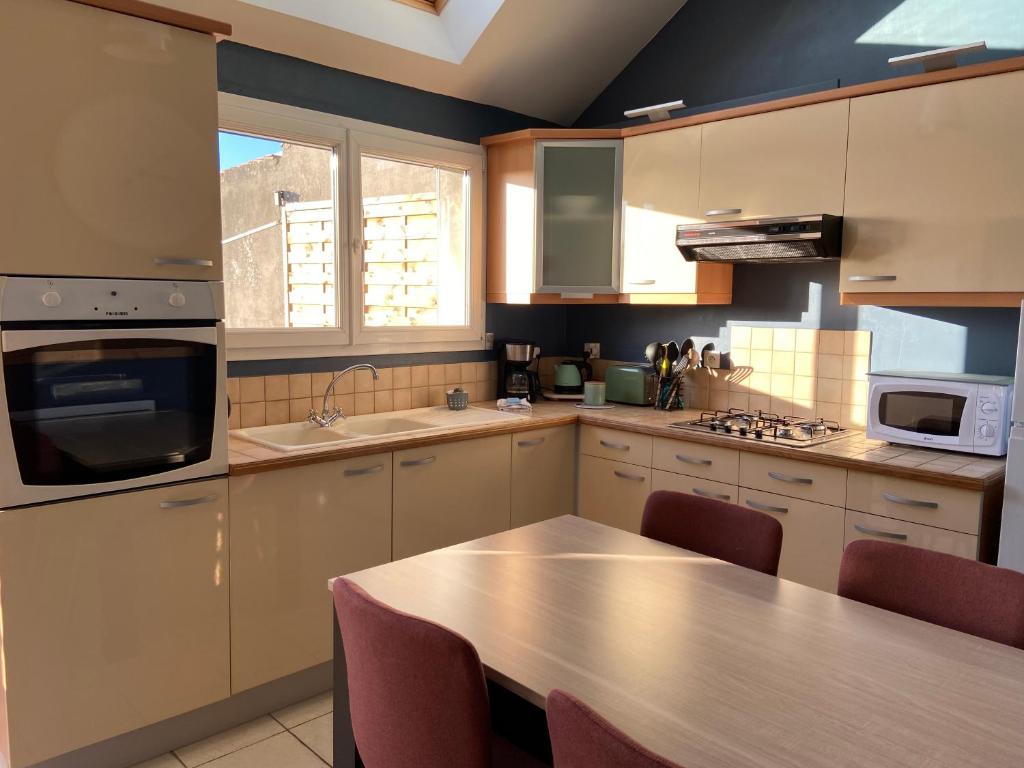 Maison de village avec jardin 15mn des plages, wifi, 2 chambres, jardin 4
