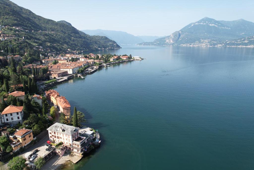 une vue aérienne d'une ville au milieu d'un lac dans l'établissement Hotel Meridiana, à Bellano