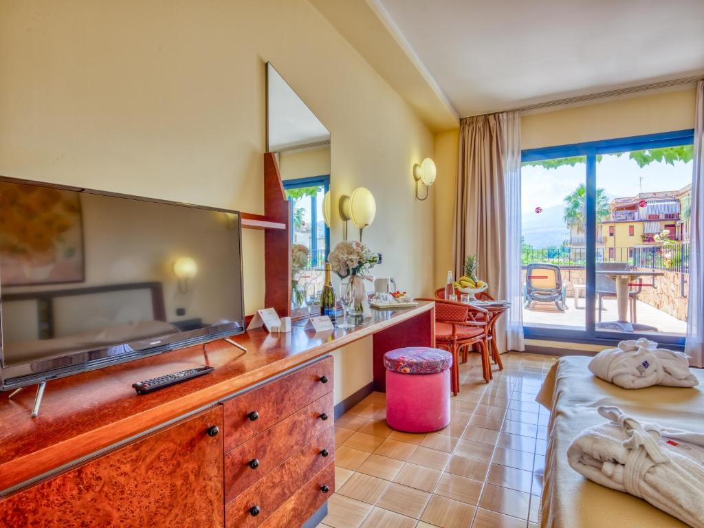 Cette chambre d'hôtel dispose d'une cuisine avec une grande fenêtre. dans l'établissement Hotel Caesar Palace, à Giardini Naxos