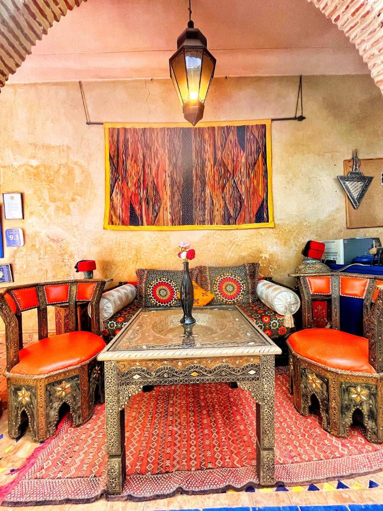 un salon avec une table et des chaises dans l'établissement Riad Al Nour, à Marrakech