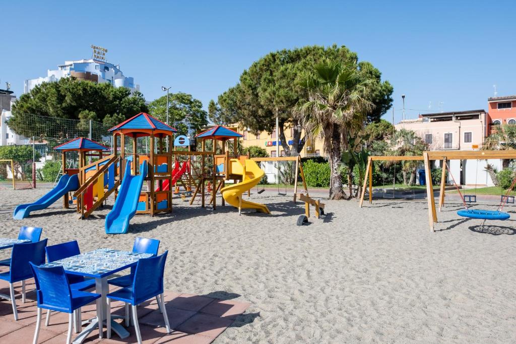 - une aire de jeux avec des tables et des chaises sur une plage de sable dans l'établissement Hotel Caesar Palace, à Giardini Naxos