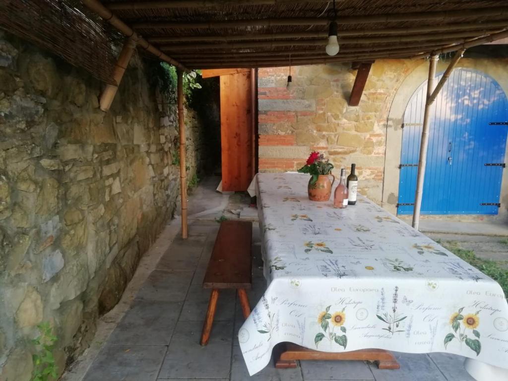 une table avec un chiffon de table blanc dans l'établissement Casa Quercioli, à Pulicciano