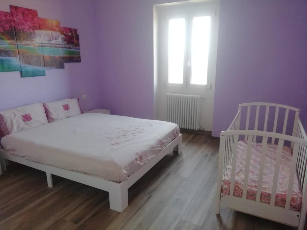 - une chambre avec un lit, un lit bébé et une fenêtre dans l'établissement Casa Quercioli, à Pulicciano 21 autres photos