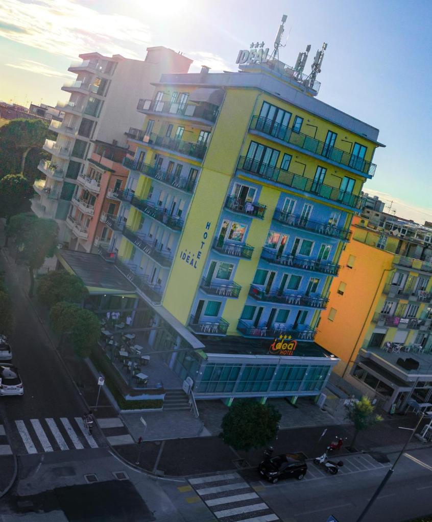une vue aérienne d'un bâtiment dans une ville dans l'établissement Hotel Ideal Sottomarina, à Sottomarina