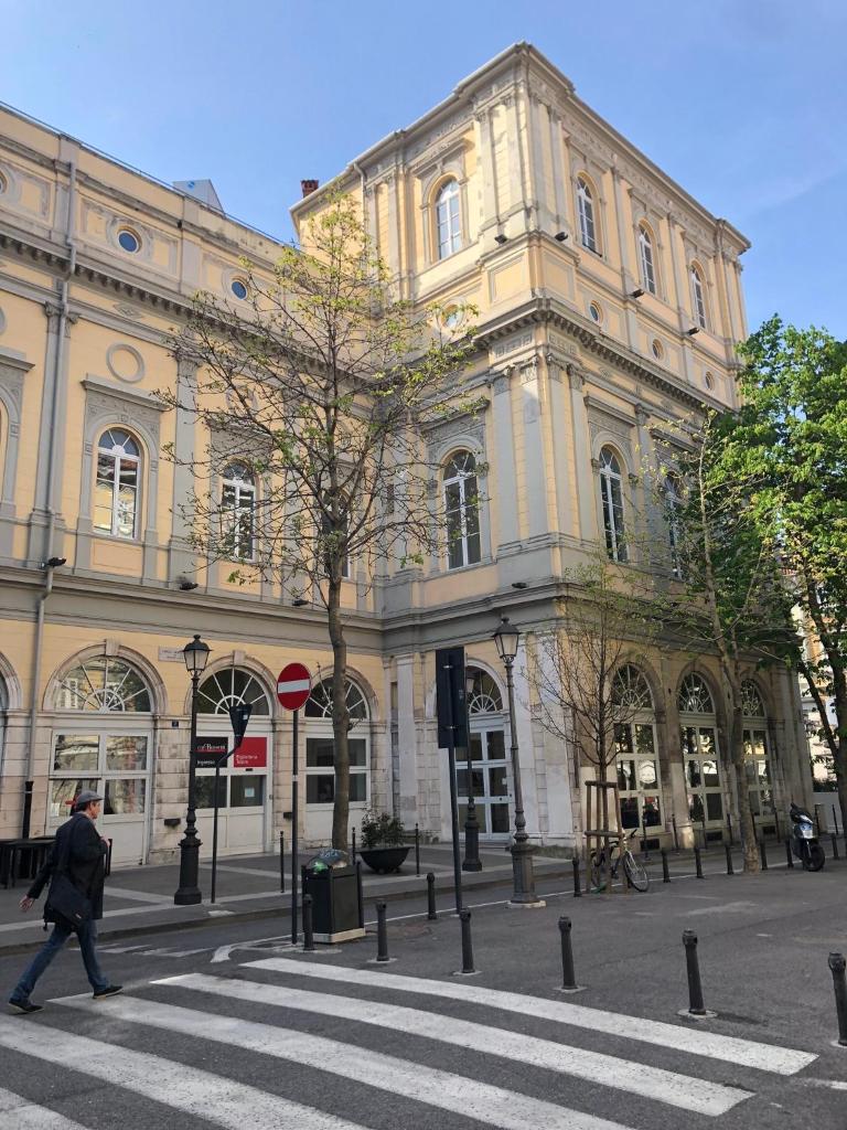 Alla Scalinata del Teatro Rossetti confort suites parcheggio in Viale XX Settembre 5